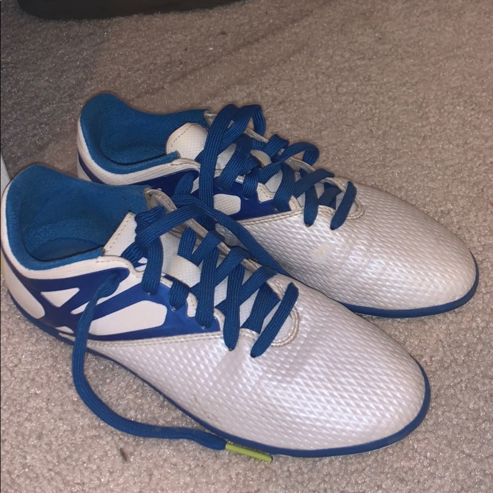 Indoor soccer cleats